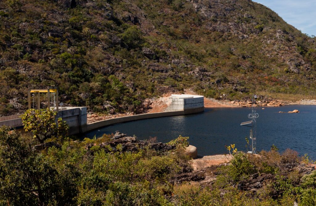 Usina de energia hídrica. Transição energética: Hidrogênio verde como solução sustentável para substituição de combustíveis fósseis
