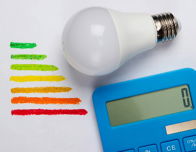 Lâmpada e calculadora dispostas em uma superfície