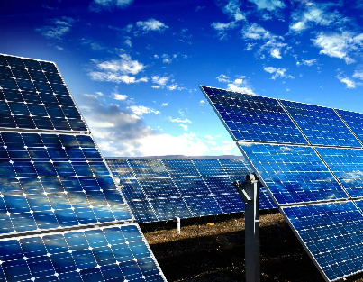 Placas de energia solar dispostas uma ao lado da outra refletindo o céu