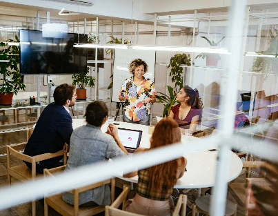 Grupo de seis pessoas em uma reunião