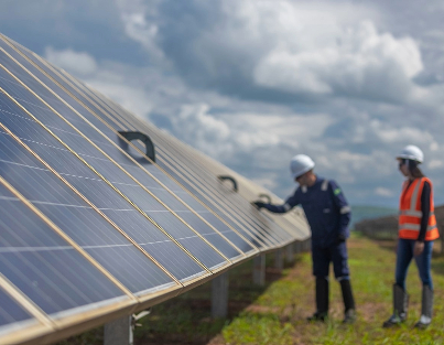 Duas pessoas analisando uma placa de enerrgia solar