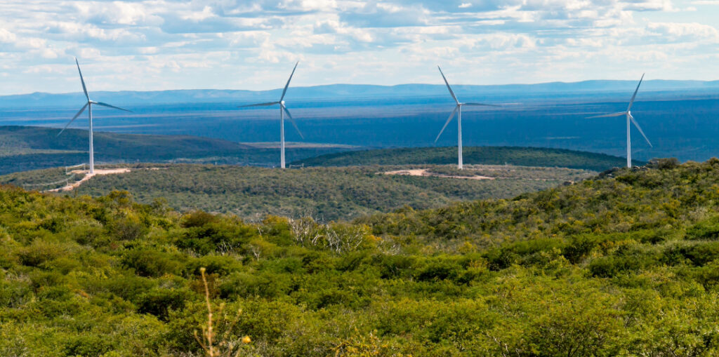 Aerogeradores de energia eólica em montanhas. Certificado I-REC: Energia renovável para sua empresa. Saiba como obter, sua importância e benefícios