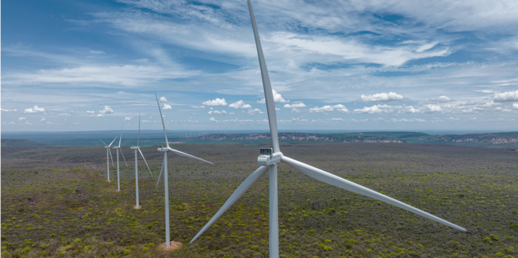 Parque eólico com aerogeradores em um campo. Plano de descarbonização: metas e ações contra as mudanças climáticas