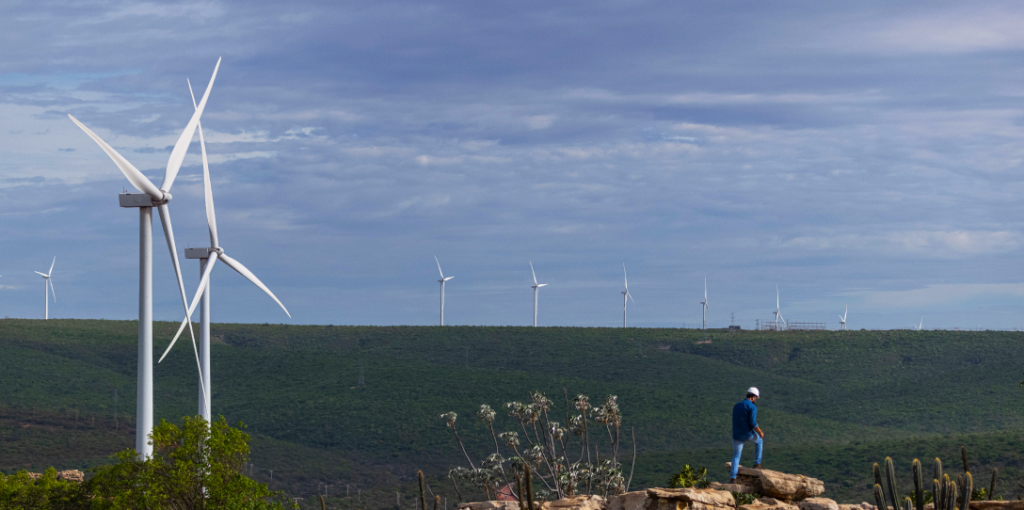 Parque de aerogeradores eólicos. Descubra o que é o Mercado Livre de Energia, como ele funciona, seus benefícios e por que ele está tão em alta ultimamente