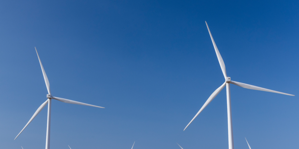 Geradores de energia eólica com um fundo de céu azul. Portabilidade de energia: vantagens, desvantagens e como escolher