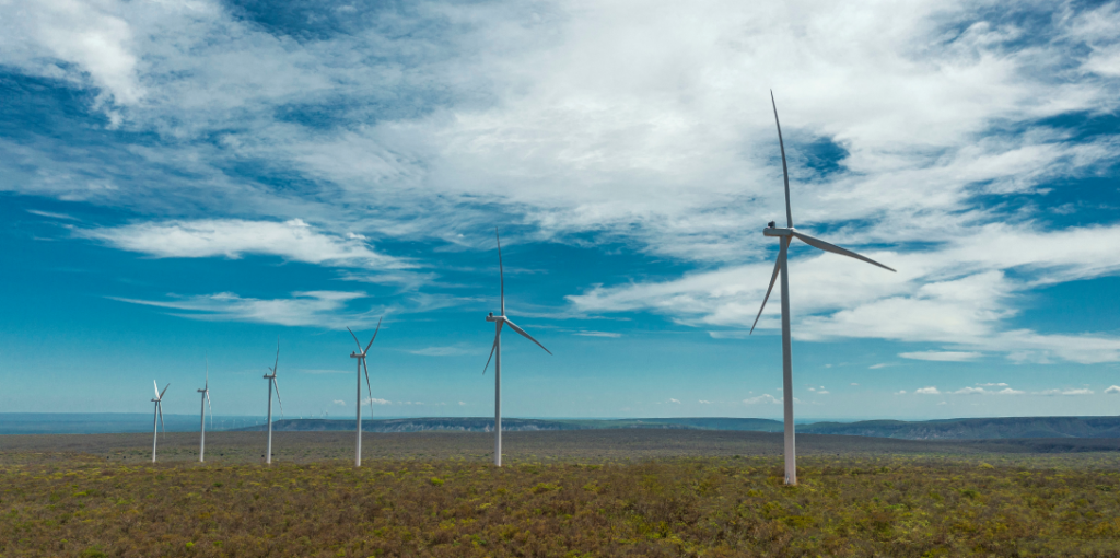 Parque de aerogeradores eólicos. Descubra um novo jeito de comprar energia elétrica limpa e acessível no Mercado Livre de Energia com a Serena.