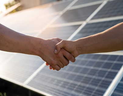 Entenda o que é uma comercializadora de energia, o que ela faz, e os principais critérios a considerar para garantir a melhor opção para a sua empresa