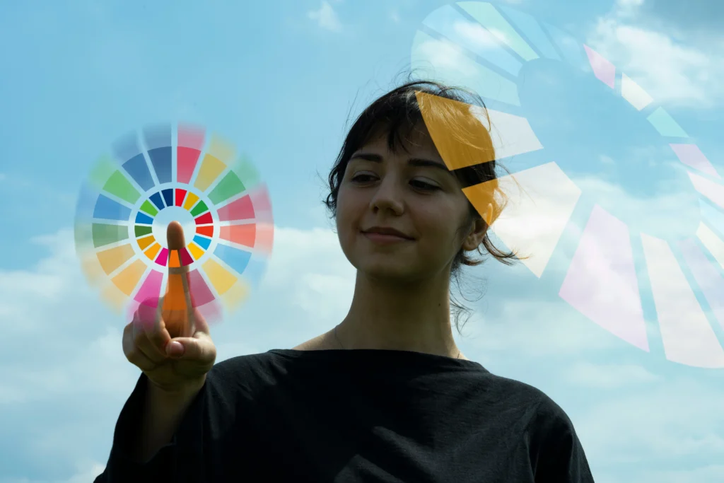 Entenda os Objetivos de Desenvolvimento Sustentável (ODS) da ONU: sua importância, propostas e ações para alcançar as metas. Mulher selecionando os ODS